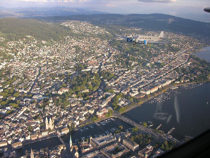 _525.JPG - Unten die Limmat, Bellevue und das Grossmünster